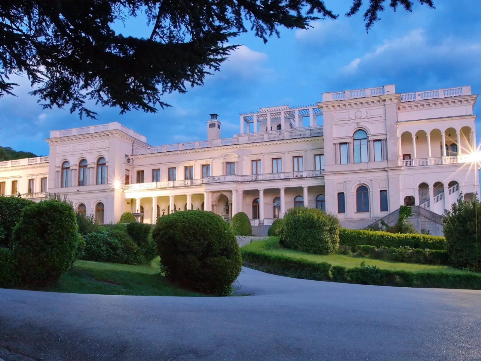 Ливадийский дворец (поселок ливадия). Ливадийский дворец в крыму. Ялта ливадия дворец. Императорский дворец - ливадийский. Ялта ливадия дворец.