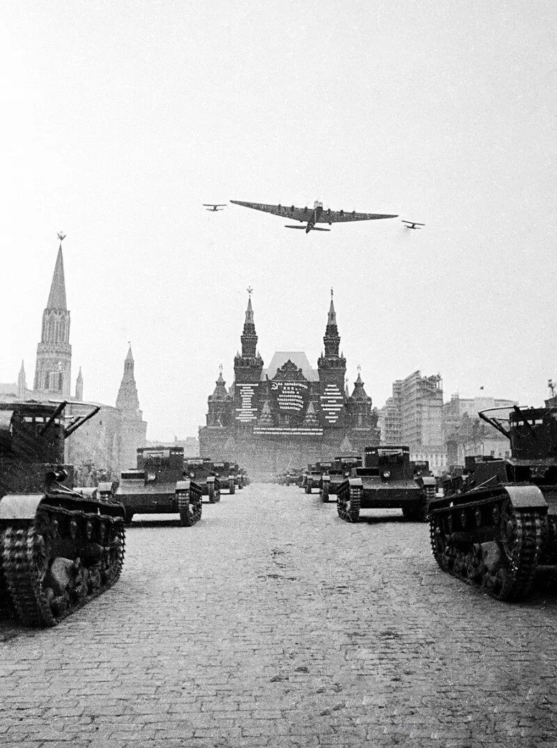 Москва военное время. Парад на красной площади 1935. Парад 1935 года красная площадь. Военная Москва 1941-1945. Парад на красной площади 7 ноября 1941 года.