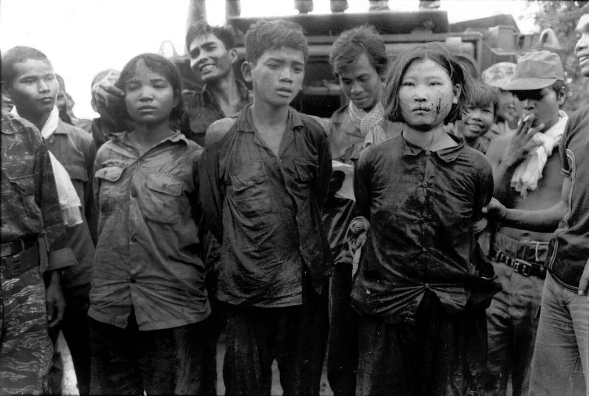 Зверства красных кхмеров в камбодже. Камбоджа 1975 красные кхмеры. Красные кхмеры происхождение. Красные кхмеры происхождение. Пол пот геноцид камбоджа.