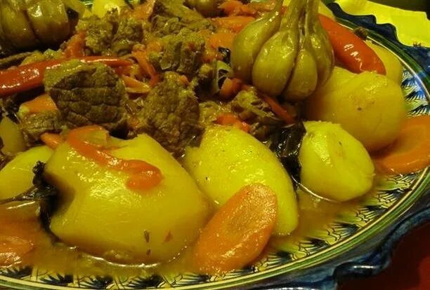 Говядина тушеная в казане. Мясо говядина с овощами в казане. Говядина с овощами в казане. Узбекская дымляма. Мясо говядина с овощами в казане.
