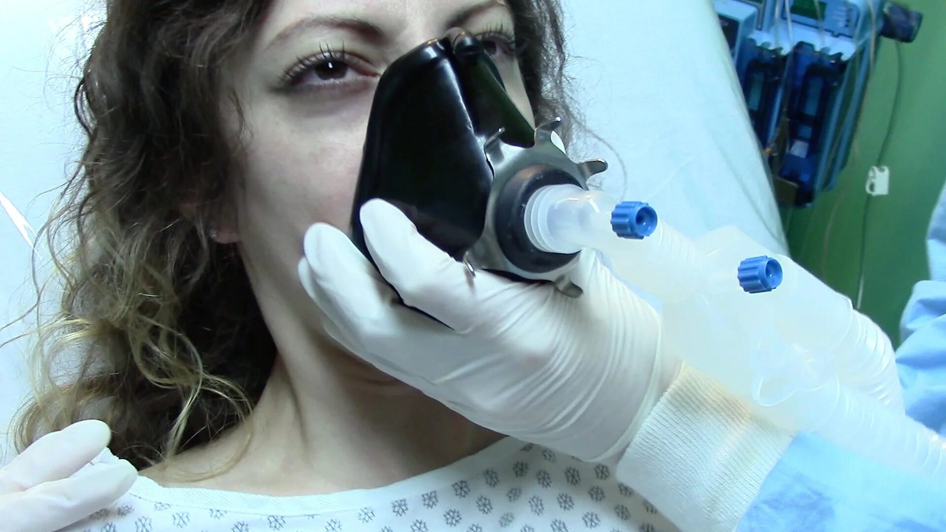 девушки с наркозными масками. ингаляционный наркоз. наркозная маска фетиш digital o2. анестезия девушке. наркозная маска с наркозом.