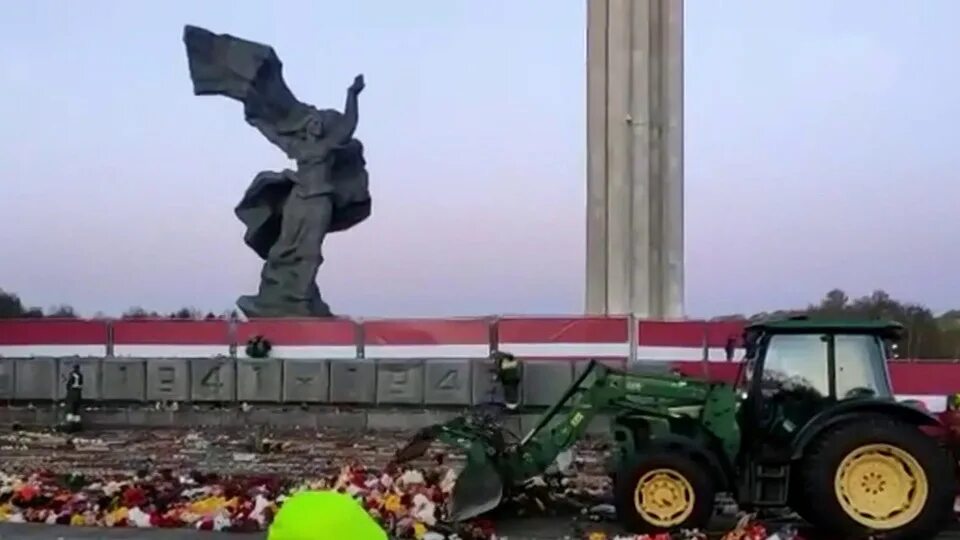Огромные памятники. Памятник освободителям Риги. Рига 9 мая. В риге запретили нести цветы