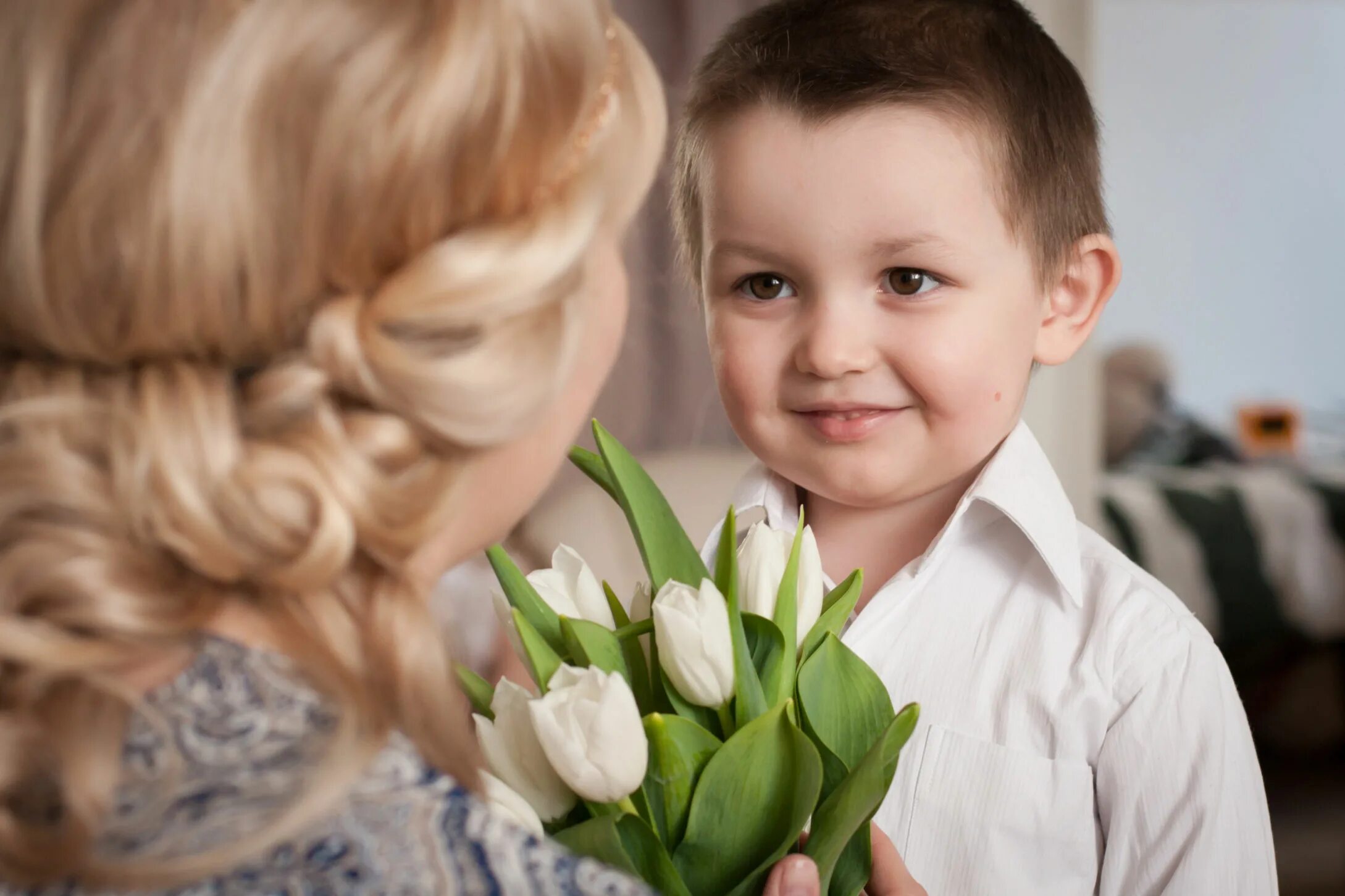 Мама школьного друга. Ребенок дарит цветы маме. Ребенок дарит маме поделку. Мама и дети цветочек.