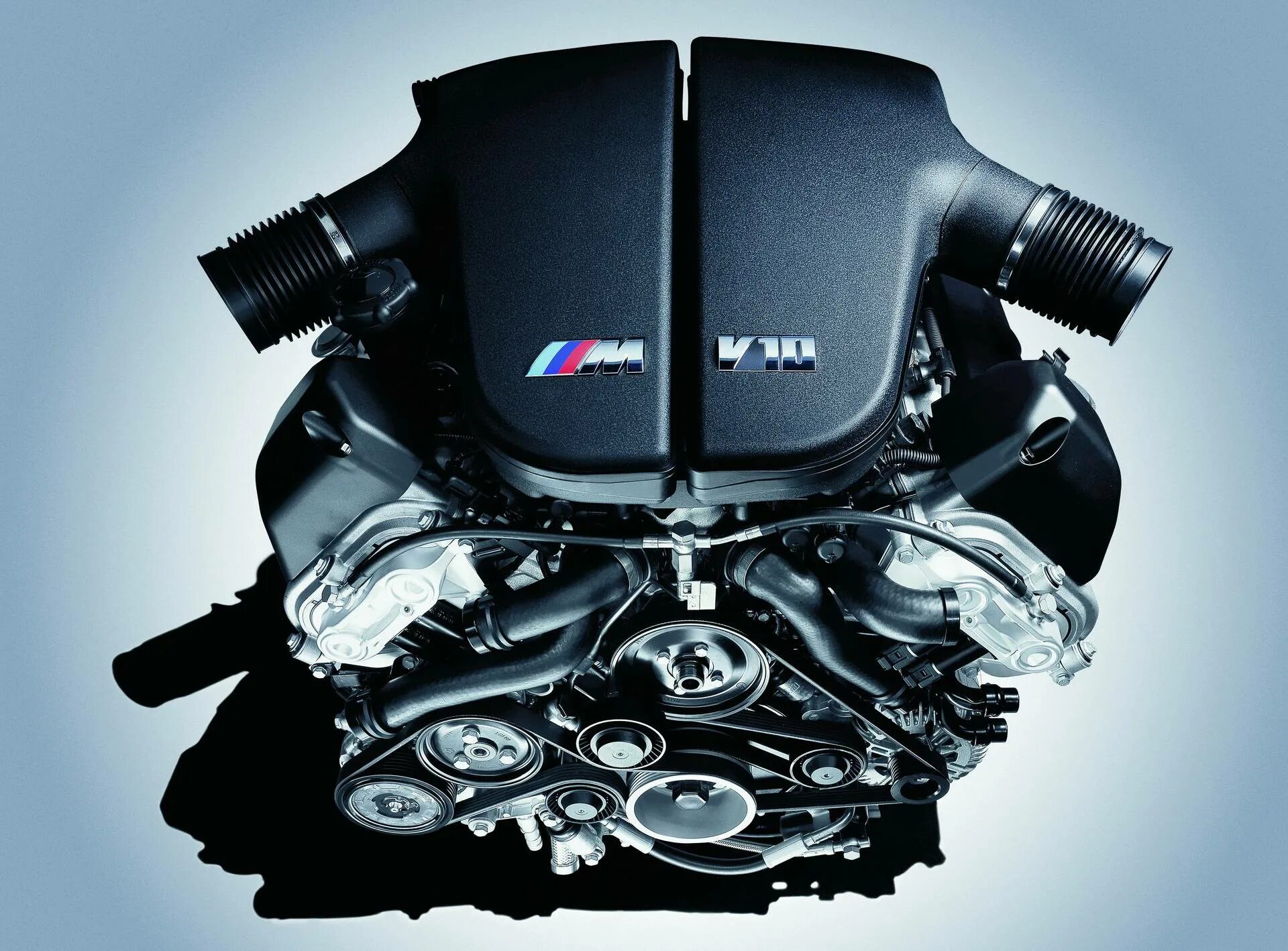 Двигатели b s. BMW v10 s85b50. Мотор v10 BMW. V10 BMW m5 мотор. S85b50.
