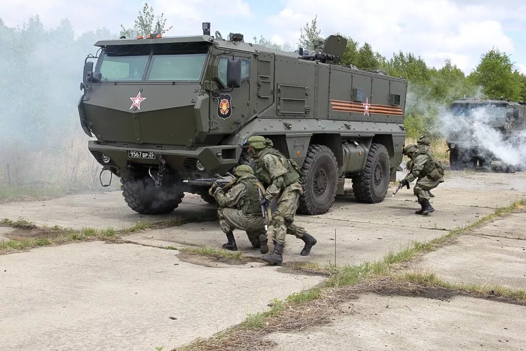 Бтр 80 вв мвд рф. Газ 2330 вооружение. 604 цсн витязь бтр 80. Сенеж спецназ ссо. Военная техника специального назначения.