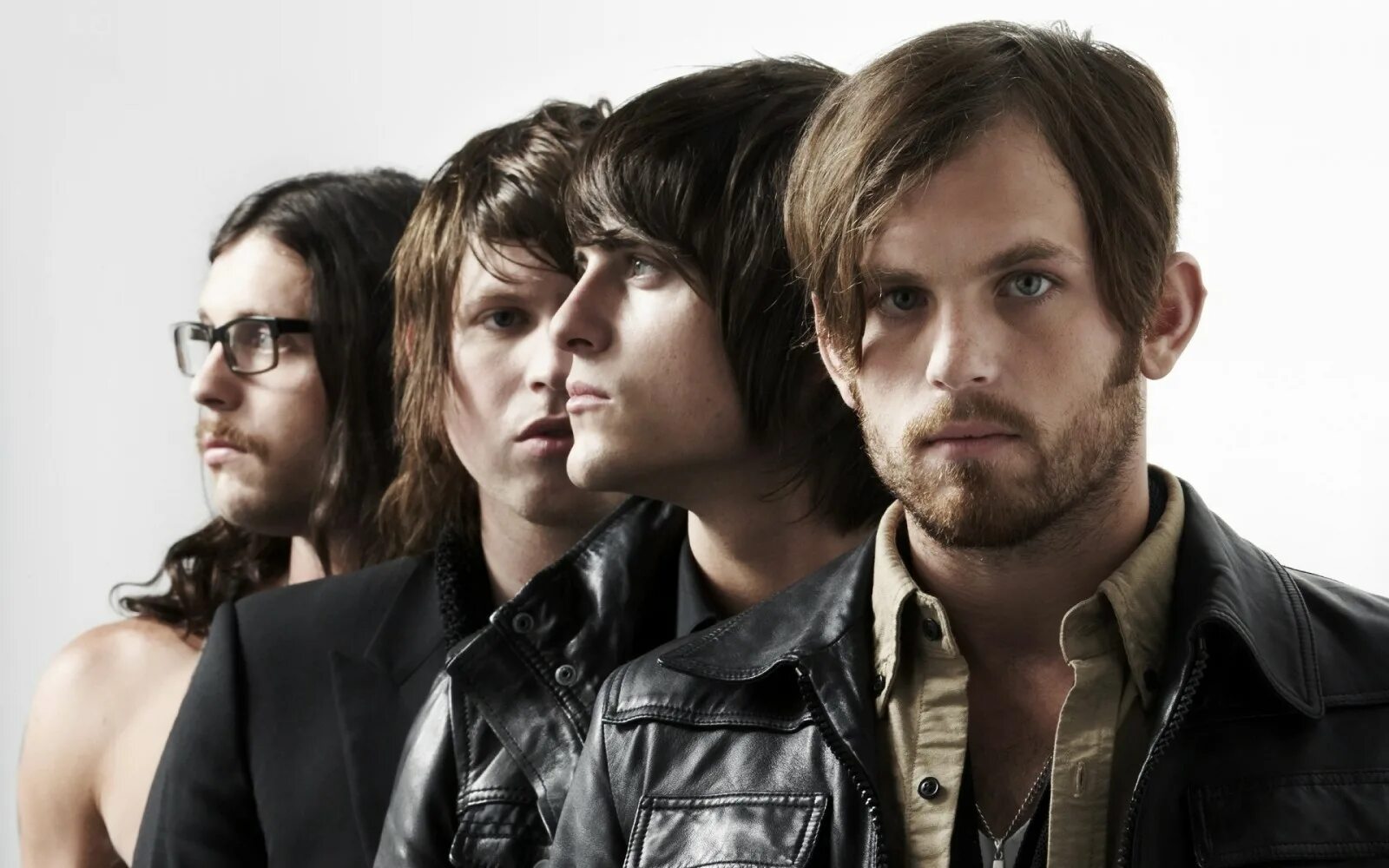 Группа Kings of Leon. Kings of Leon солист. Kings of Leon 2008. Kings of Leon 2022. Песня называется нормально