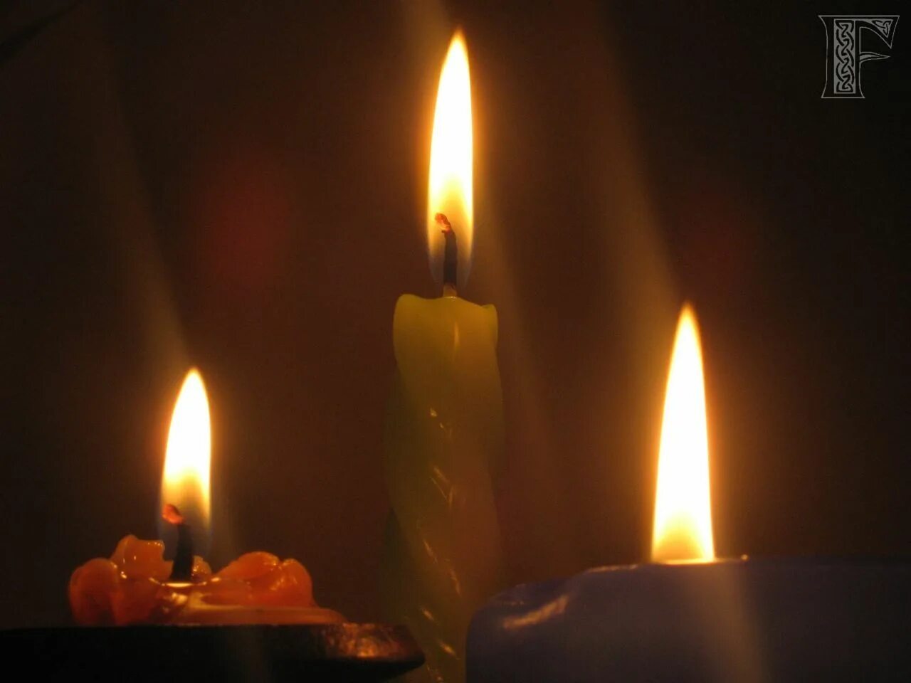 Свеча гаснет. Три свечи свеча надежды веры и свеча любви. Свеча перед иконой. Горят три свечи