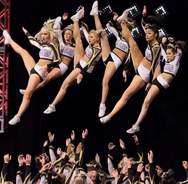 Чир спорт пирамида. Пипидастры чирлидерш. Группа поддержки. Чирлидерши америка 2000. Спортивные пирамиды.