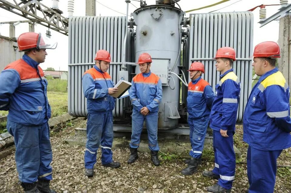 Человек в сиз. Рабочий в каске. Человек в каске. Рабочие на предприятии. Безопасность работающих людей.