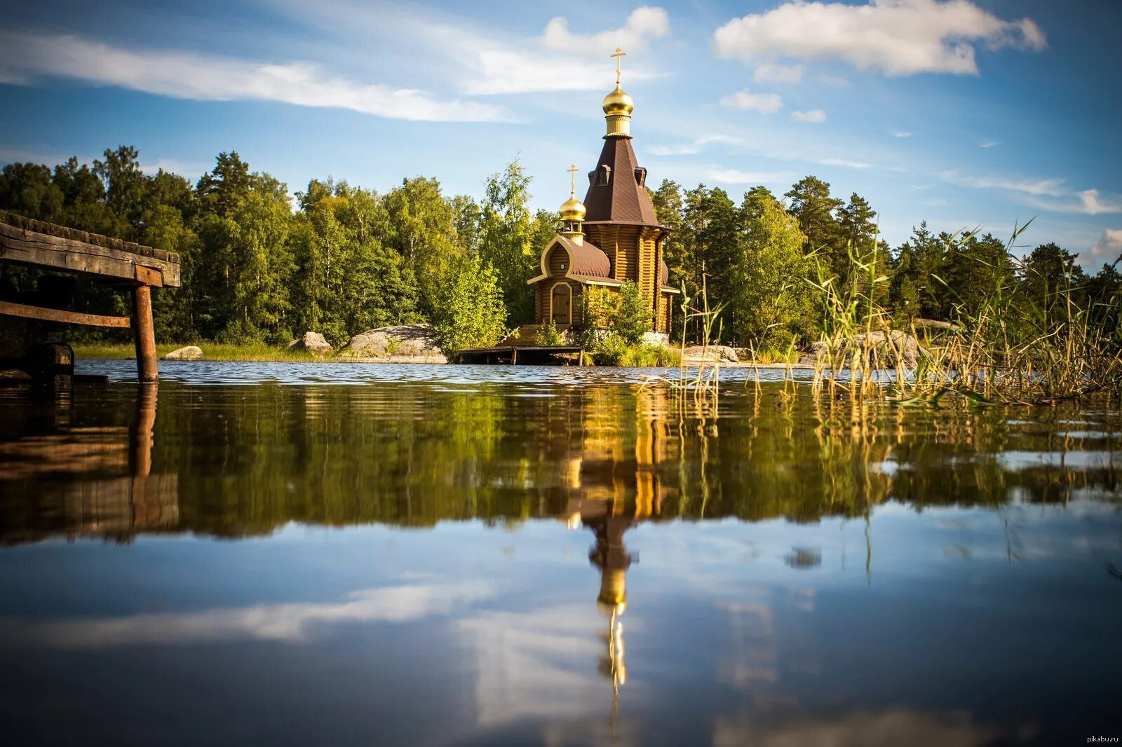 Церковь на берегу озера. Вуокса озеро храм Андрея Первозванного. Карелия храм Андрея Первозванного. Храм Андрея Первозванного на реке Вуокса Ленинградская область. Приозерский район...Вуокса...храм Андрея Первозванного.