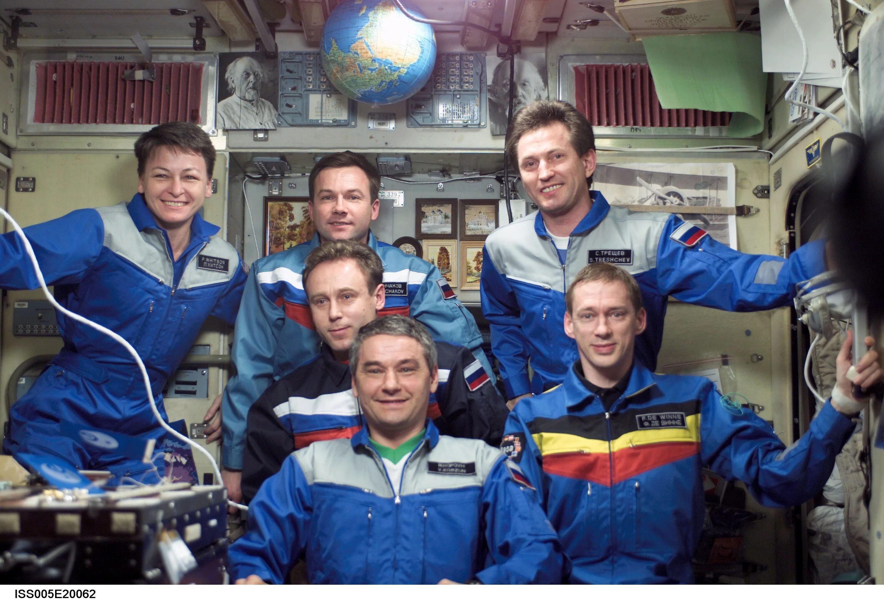 Савицкая светлана космонавт полет. Экипаж 5 человек. Юлия пересильд клим шипенко и антон шкаплеров. Союз мс 19 экипаж. Космонавты сергей рыжиков и сергей кудь-сверчков.