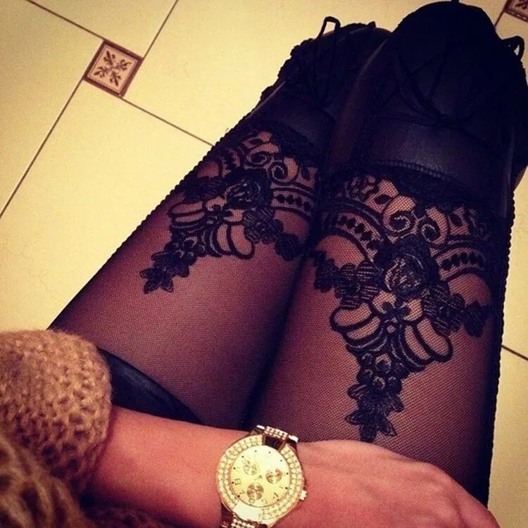 Брюнетка в чулочках 