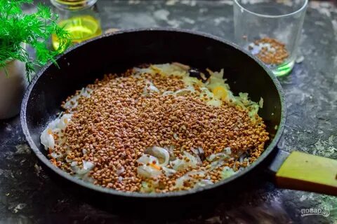 Капуста с гречкой на сковороде