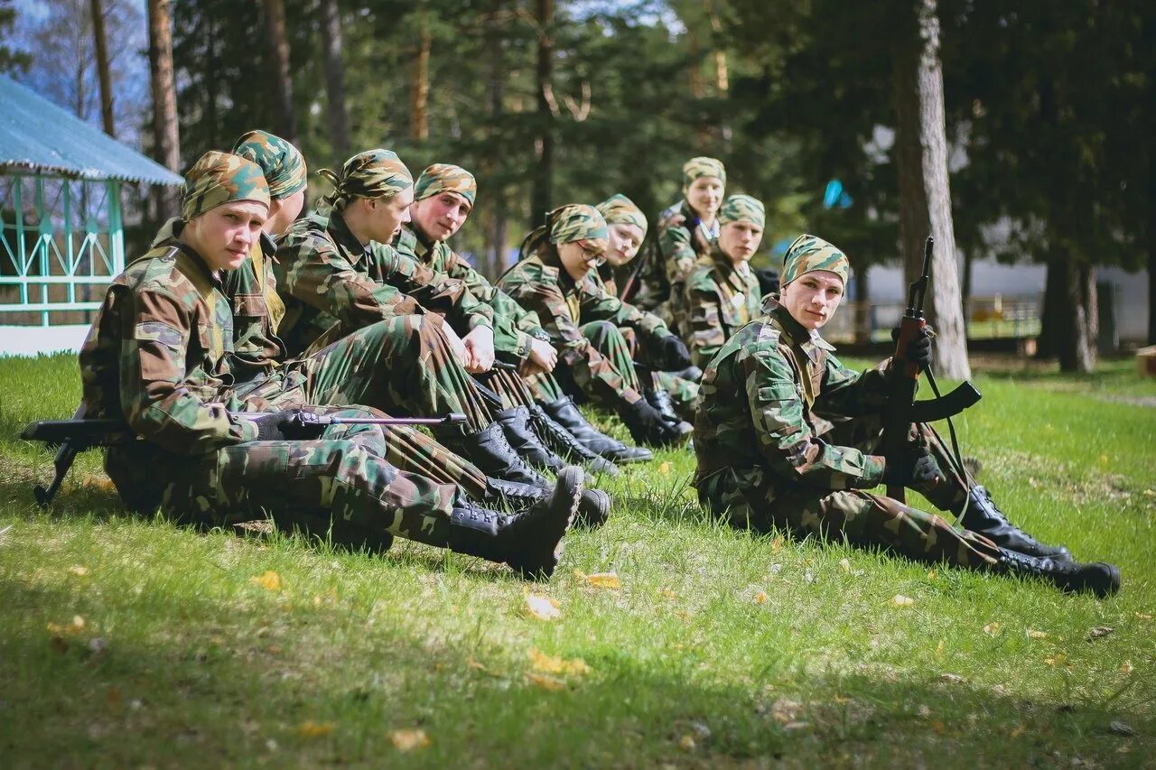 Как называется зарница. Зарница игра. военно патриотический лагерь зарница. военно патриотическая игра. военно-спортивная игра зарница.