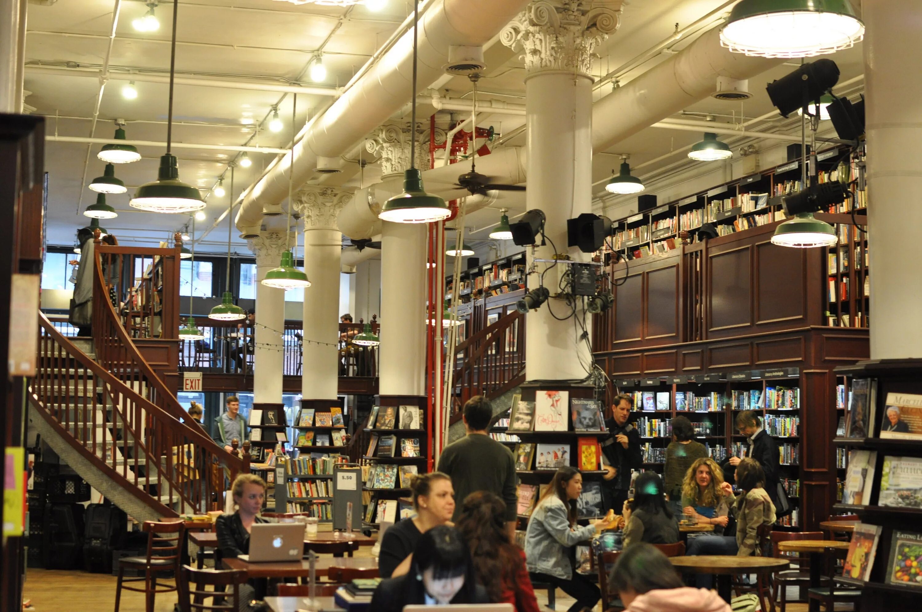 Кафе с книгами. Bookstore Cafe. Нью-Йорк Сити кафе. Bookshop with Caffe.