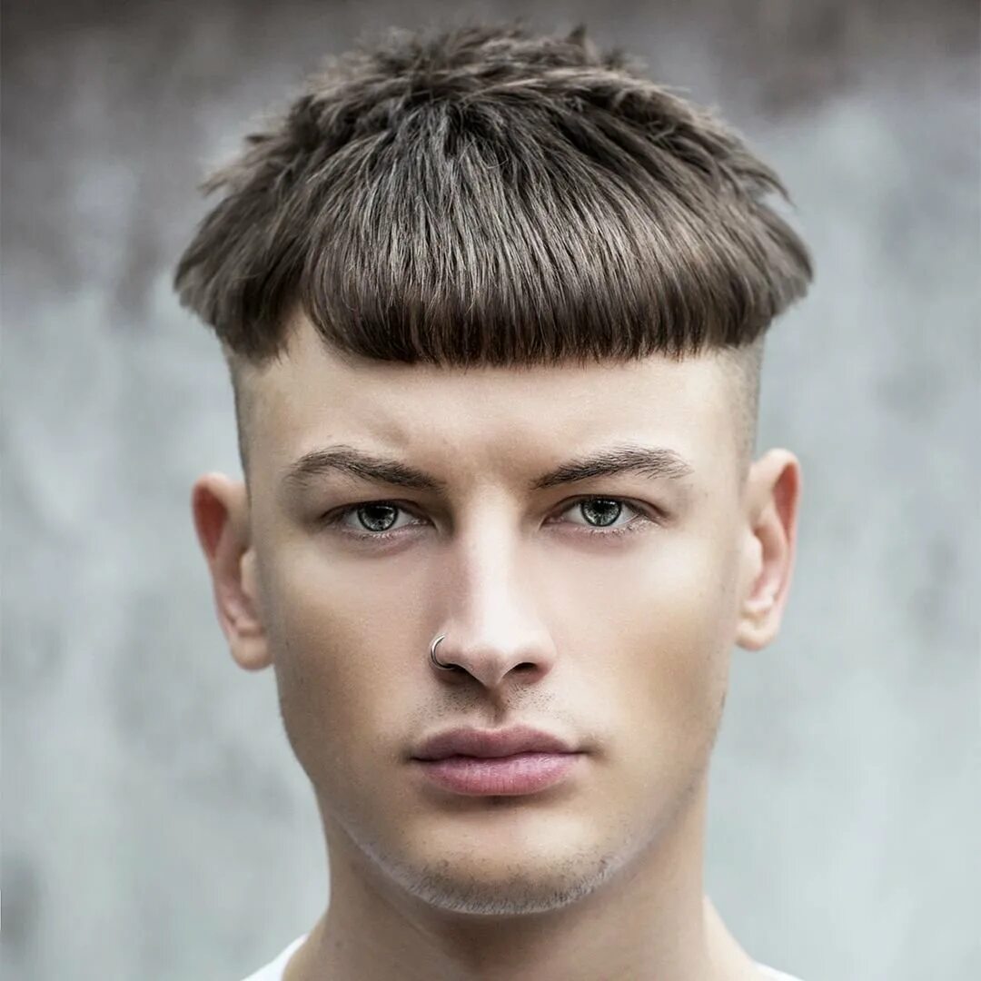 Прическа по фото. Bowl Cut стрижка мужская. Кропп шапочка стрижка. Прическа горшок. Причёска горшок мужская.