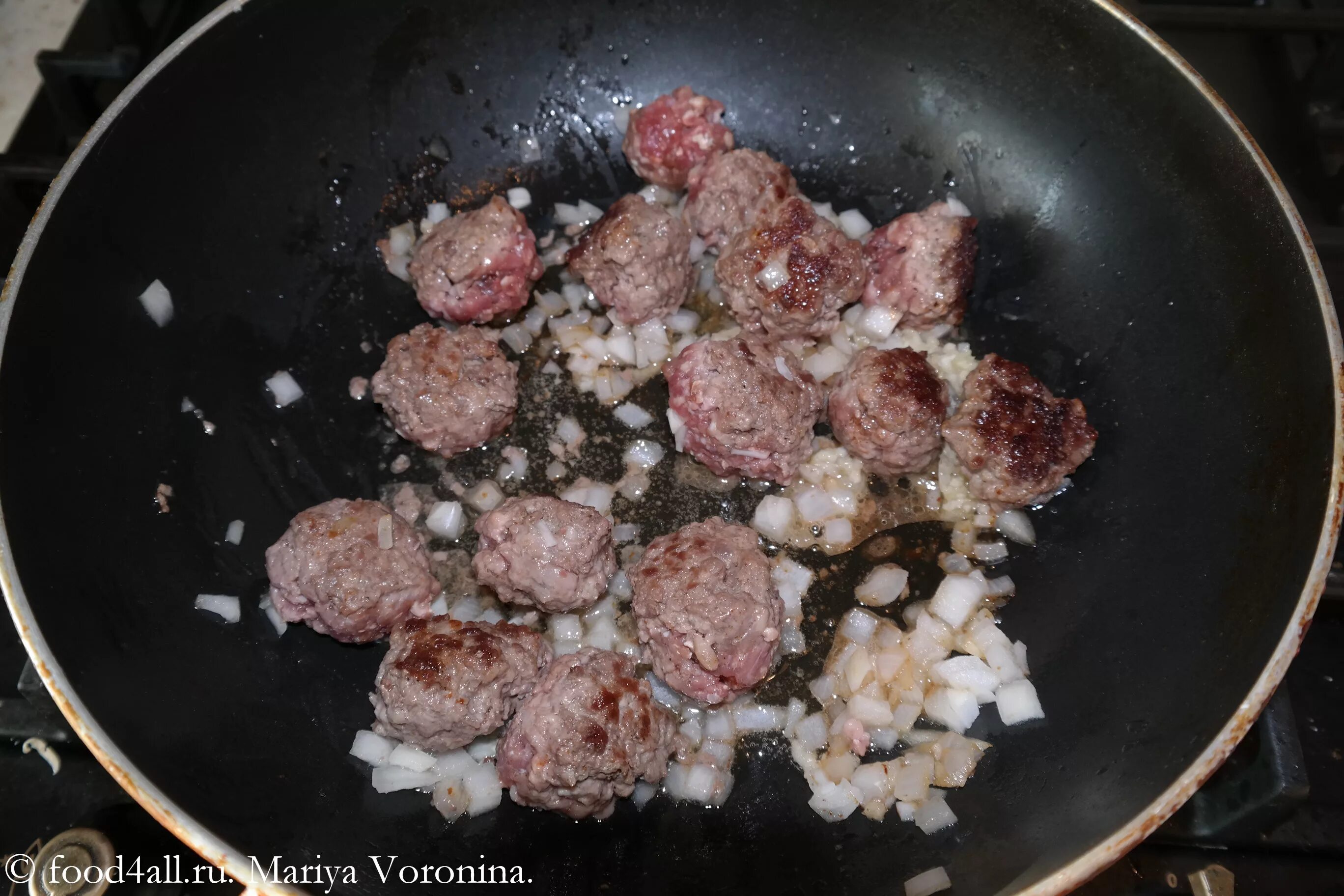 Сколько по времени жарить фарш на сковороде. Фарш жареный с луком. жаренный фарш с луком. фарш с луком на сковороде. как пожарить фарш на сковороде с луком.
