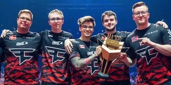 Наклейки faze clan 2022. Faze clan ава. Наклейка faze clan антверпен 2022. Faze clan ава. Как выглядит калаш сланец с наклейками faze clan.