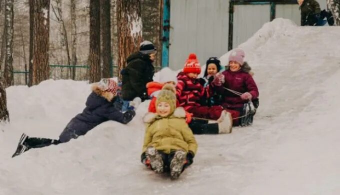 Коттедж МЕДНАЯ ГОРКА - это новый теплый коттедж из оцилиндрованного бревна недал