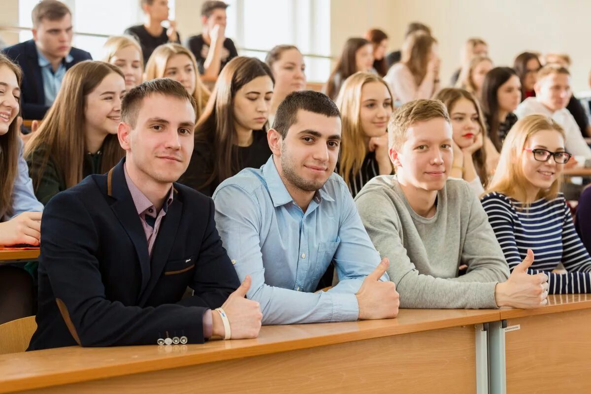 Абитуриенты лингвистика. Студенты в вузе. Современный студент. Университет студенты. Радостные студенты.