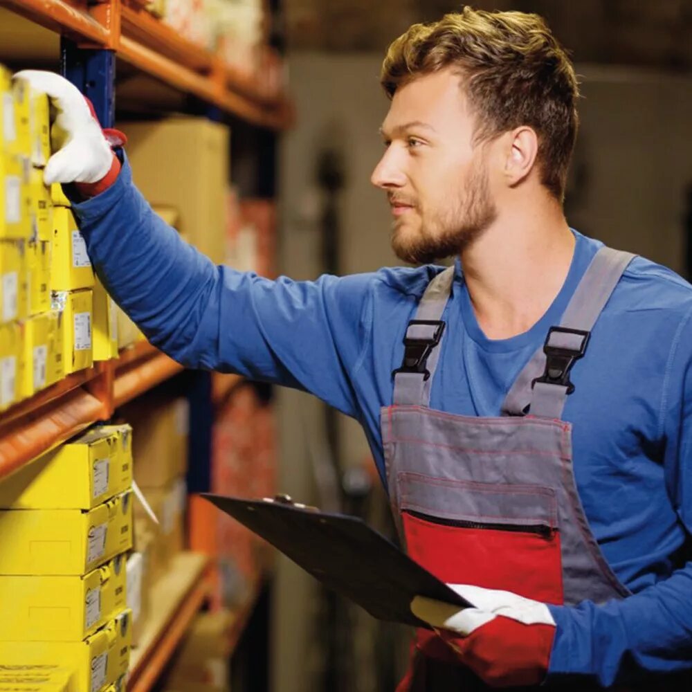 комплектовщик. кладовщик-комплектовщик. подростки работают. работница склада. комплектовщик на склад.