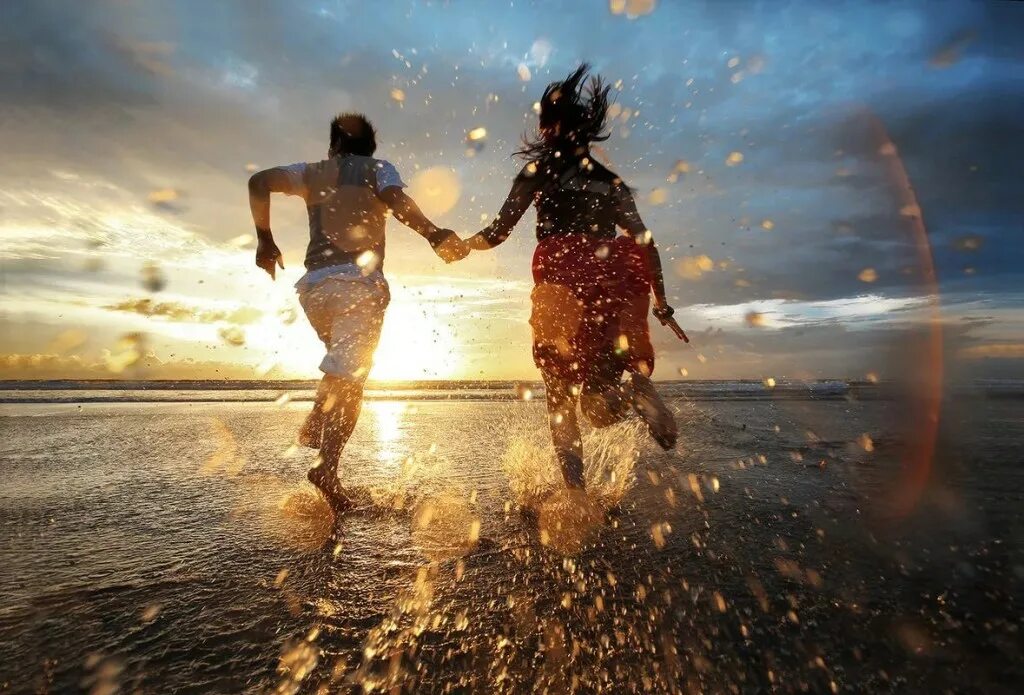 Мечты жить с любимым. Пара бежит к морю. Влюбленные на берегу моря. Море любви. Радость на двоих.