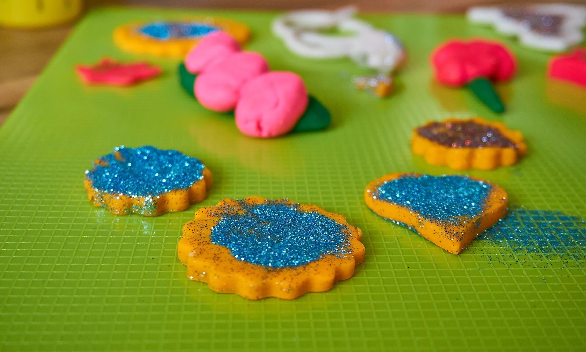 ребенок съел воздушный пластилин. ребенок раскатывает пластилин. лепим из пластилина с детьми. ребенок наелся пластилина. засыхающий пластилин.