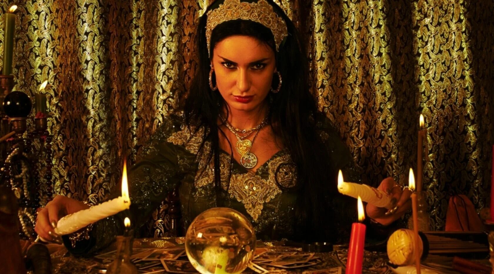 Валерия карат. Цыганка гадалка. Цыганка гадалка. Цыганская гадалка. Цыганка колдунья.