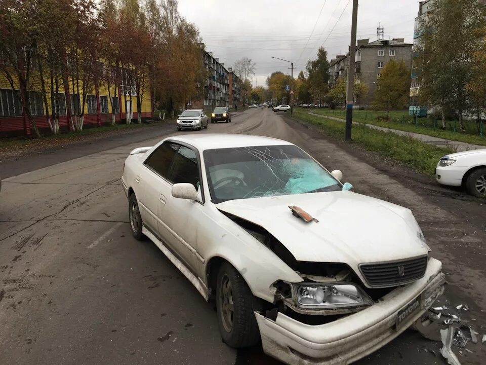 Разбил марка. Toyota Mark 2 100 разбитый.