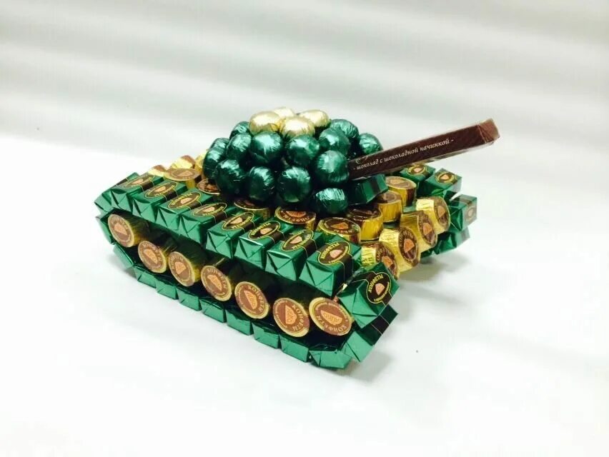 Танк из сладостей. Подарочный танк из конфет. Танк из конф. Поделка танк из конфет. Танк из конфет.