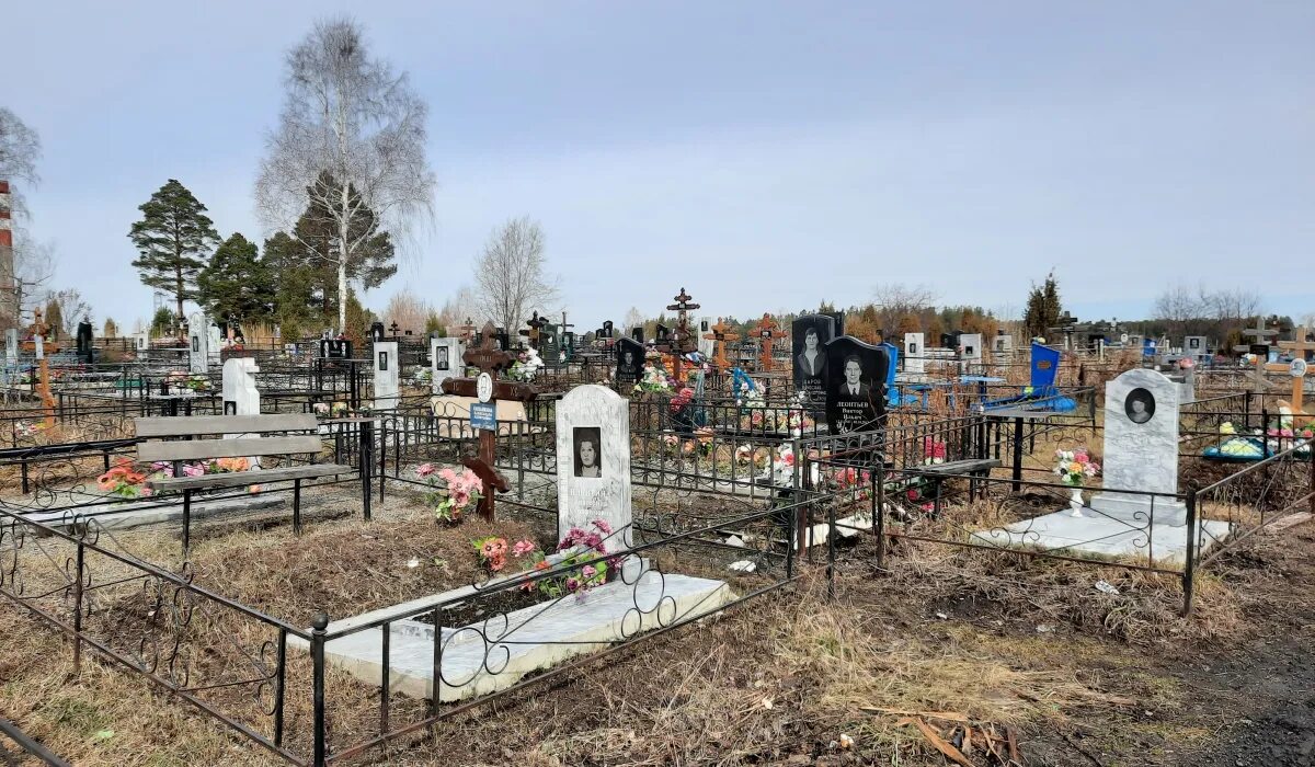Могила на кладбище. Свежая могила на кладбище. Смолино Свердловская область кладбище.
