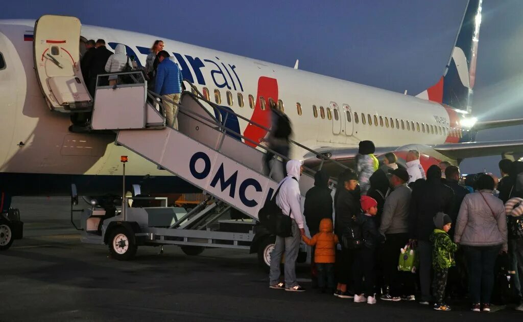 Самолет омск москва. Самолет омск. омские пассажирские самолёты. самолёт улетающий на дубай. путешествие на самолете.