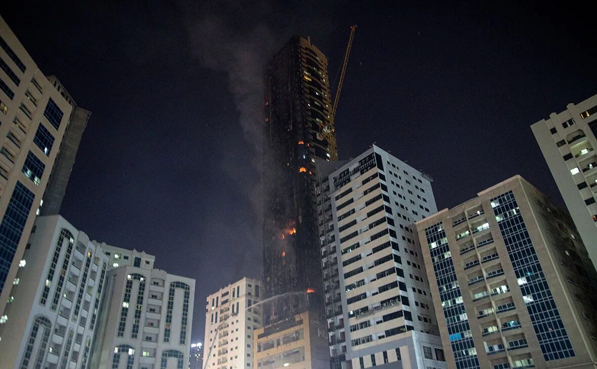 Горит небоскреб. Пожар небоскреба в Шардже. Пожар в ОАЭ небоскреб. Дубай пожар в небоскребе 2020. Небоскреб Emaar пожар.
