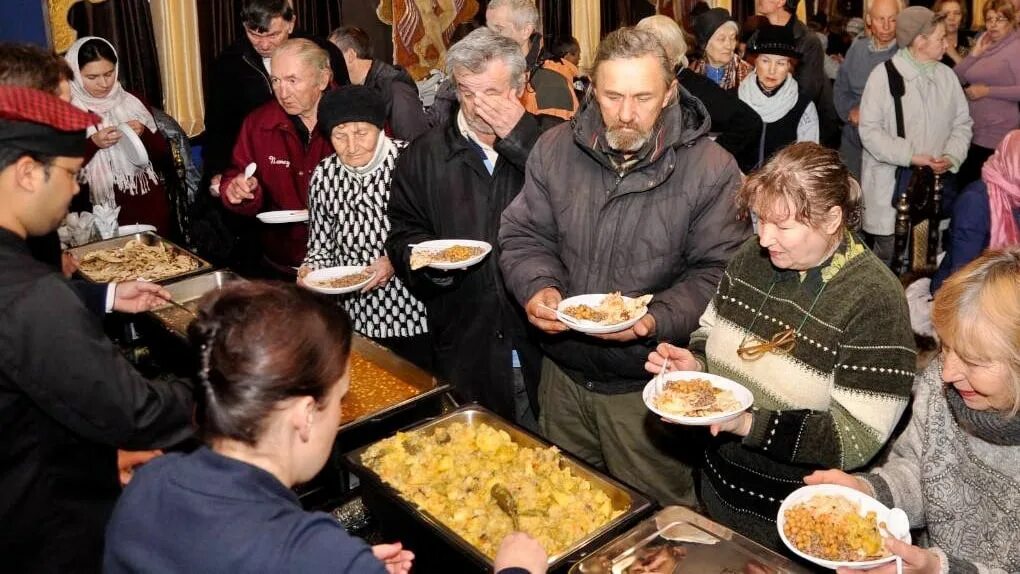 Еда для бездомных. Обеды для бездомных. Обед для нищих. Раздача еды. Бесплатные обеды для нищих.