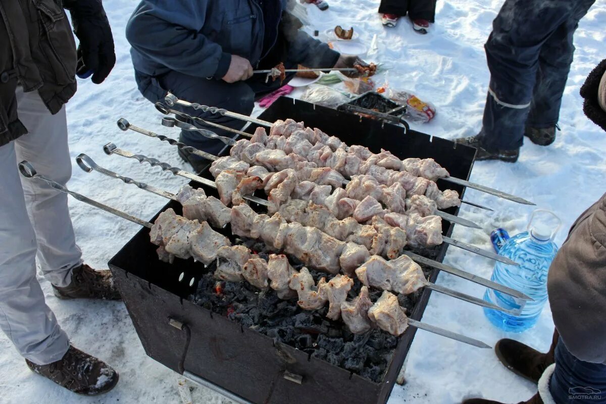 Где пожарить шашлык зимой. Шашлыки на природе. шашлык зимой. зимний шашлык на природе. шашлык на мангале.