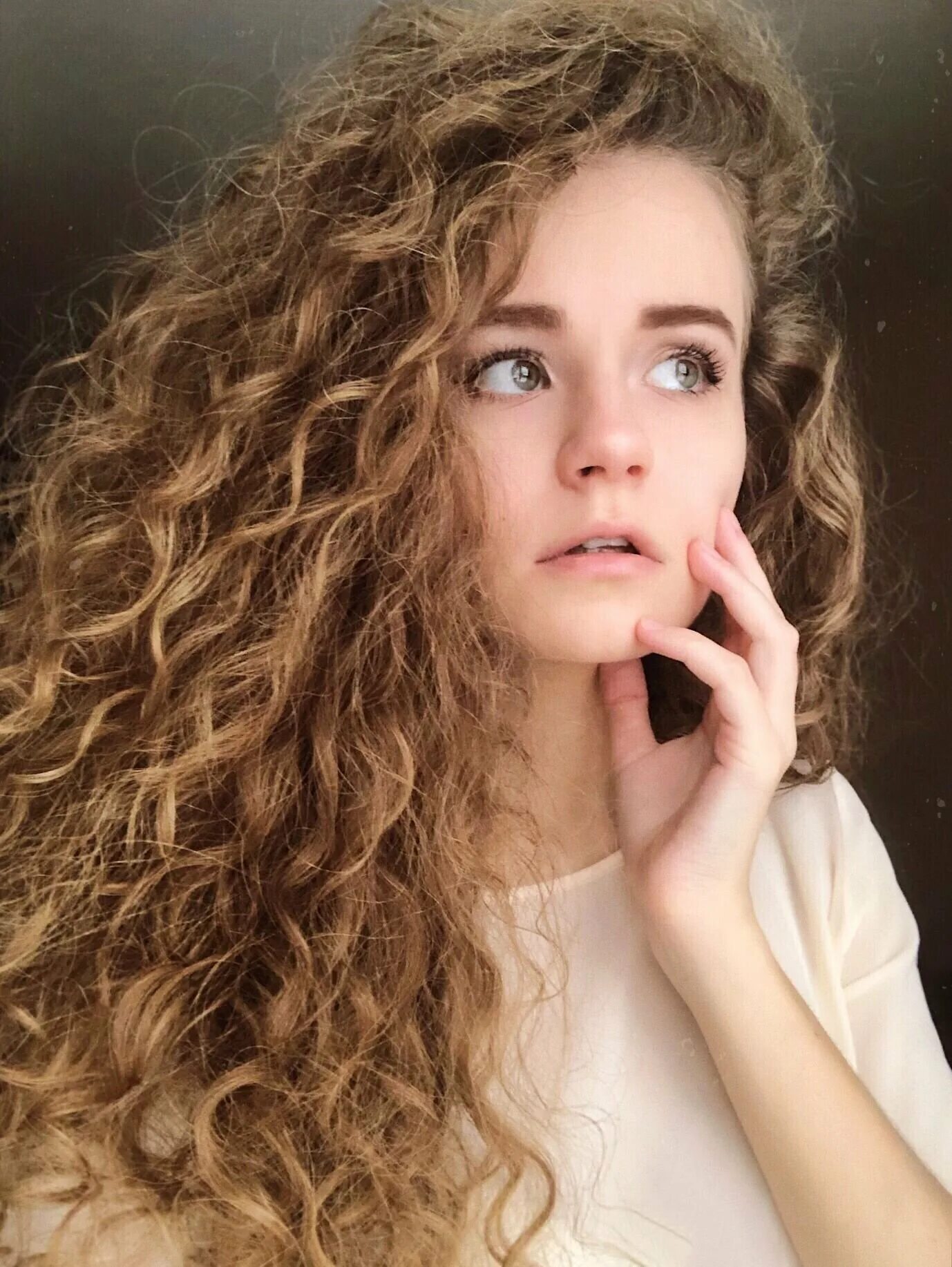 Carolina curly кудрявая. Кудрявые волосы у девушек. Кудрявые волосы пушатся