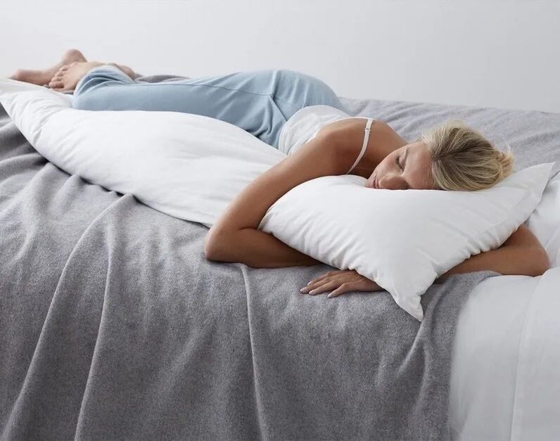 Товары для сна на английском. Спать в обнимку с подушкой. Обнимая подушку. Обнимая одеяло.