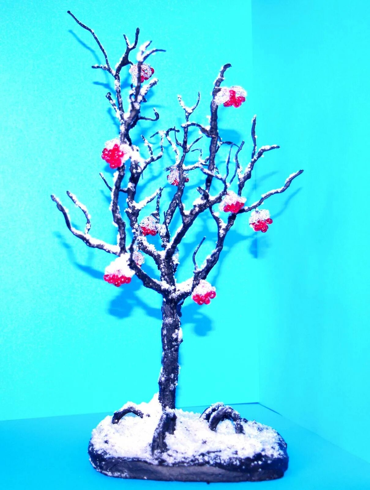 зимняя композиция из бисера. зимнее дерево из бисера. зимние деревья своими руками для детского. зимнее дерево поделка в детский сад. зимние бисерные деревья.