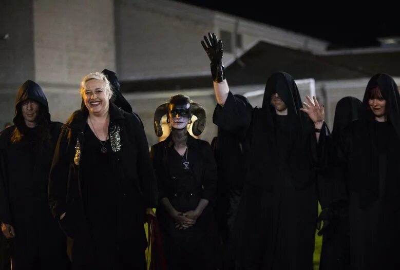 Нью эйдж секта. Коммуны(общины) хиппи. Хаир секта. Ведьминский ковен москва. Империя ведьм.