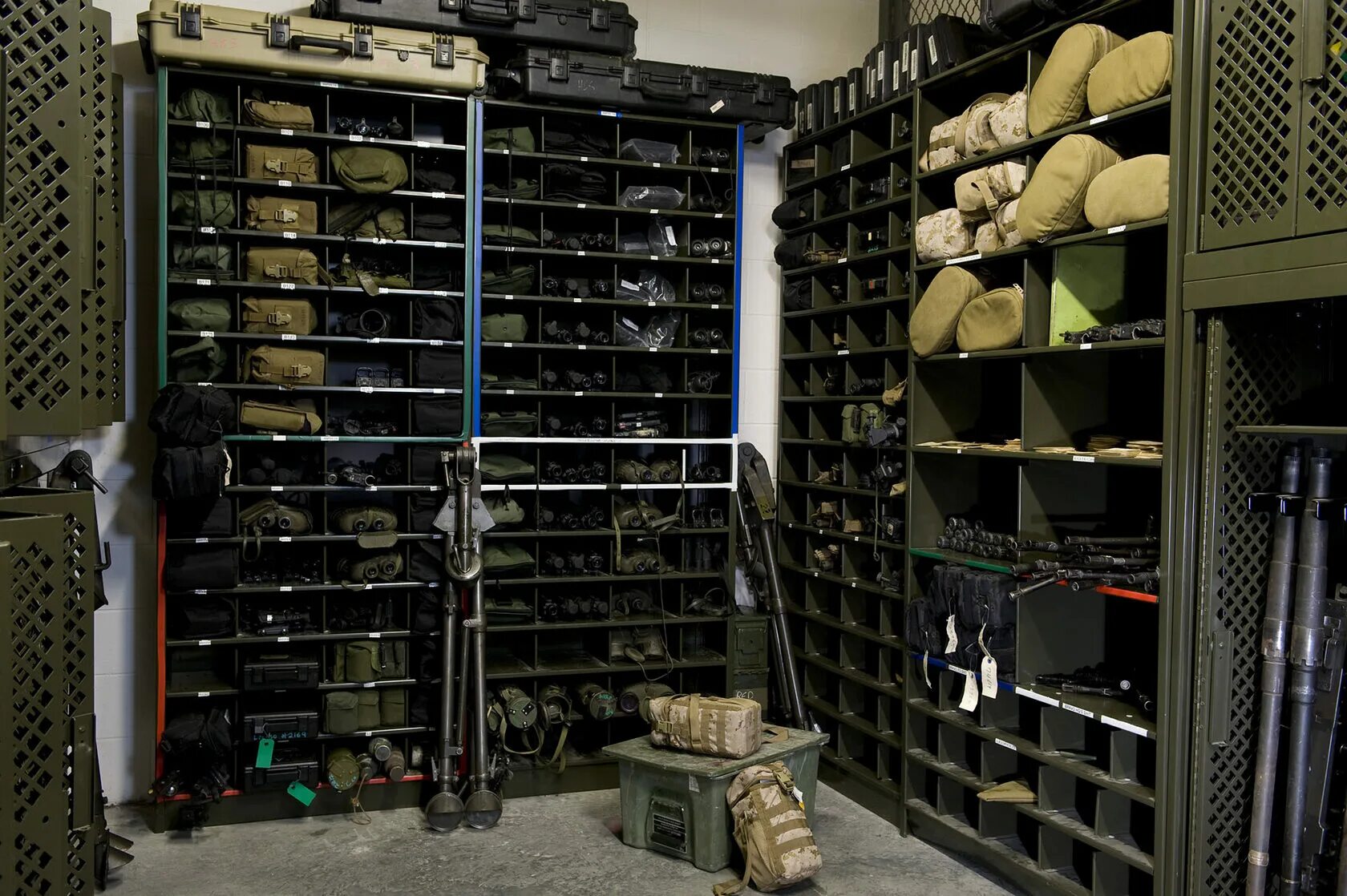 Армейский шкаф. Оружейная комната. Помещение для хранения оружия. Стеллажи для оружейной комнаты. Склад оружия.