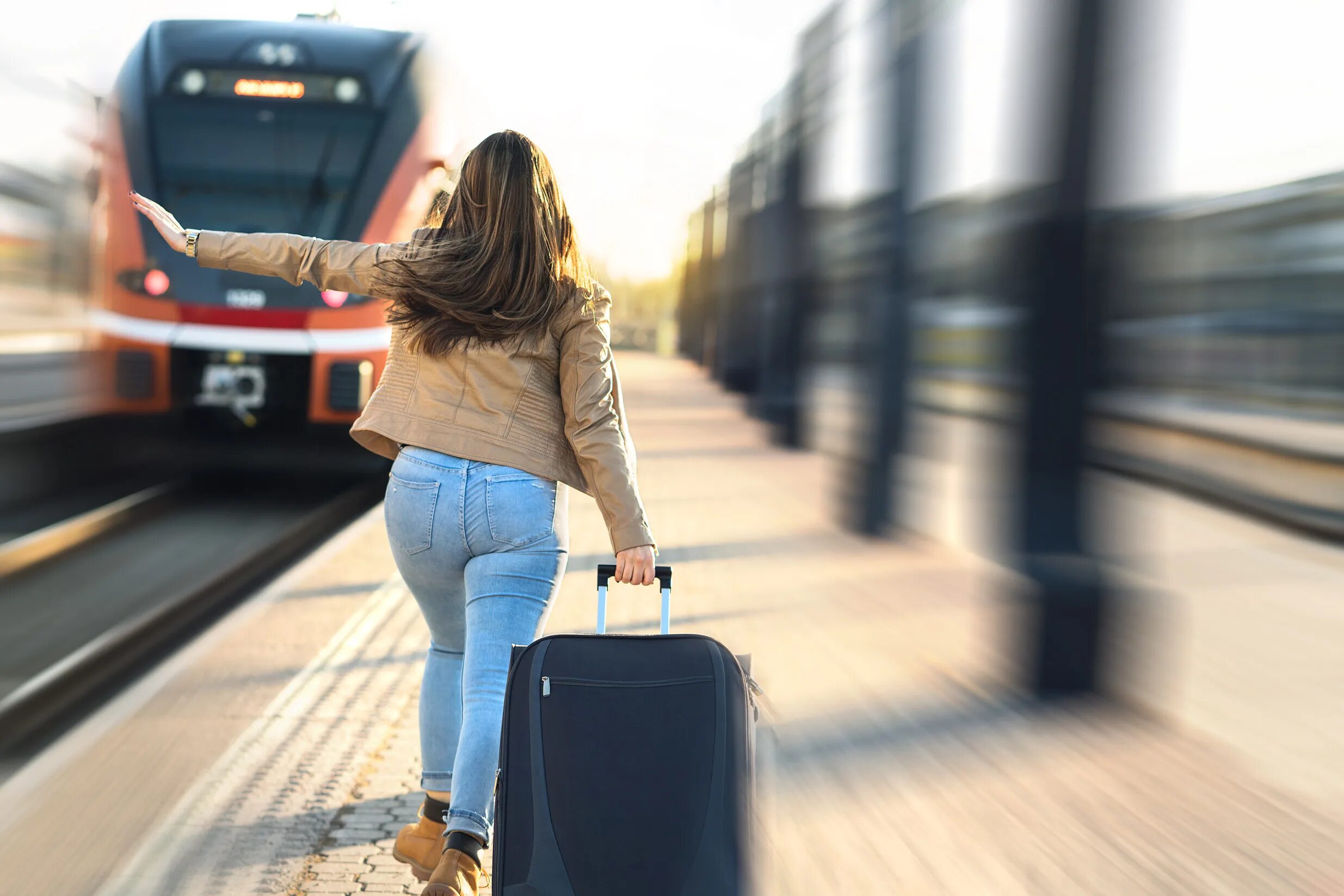 Девушка опоздала на поезд. Девушка с чемоданом. Женщина бежит с чемоданом. Девушка бежит на поезд.