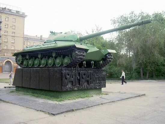 Каждый второй танк и каждый третий снаряд. Монумент танк Магнитогорск. Памятник танка в Магнитогорске. Танк памятник Магнитогорск ММК. Памятник танк площадь Победы Магнитогорск.