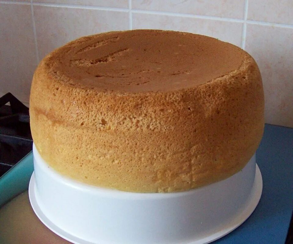 Безглютеновый шоколадный бисквит. Шоко-торт на кипятке. Шоколадный шифоновый бисквит торт. Шоколадный бисквит для торта. Шоколадный бисквит в мультиварке пышный.