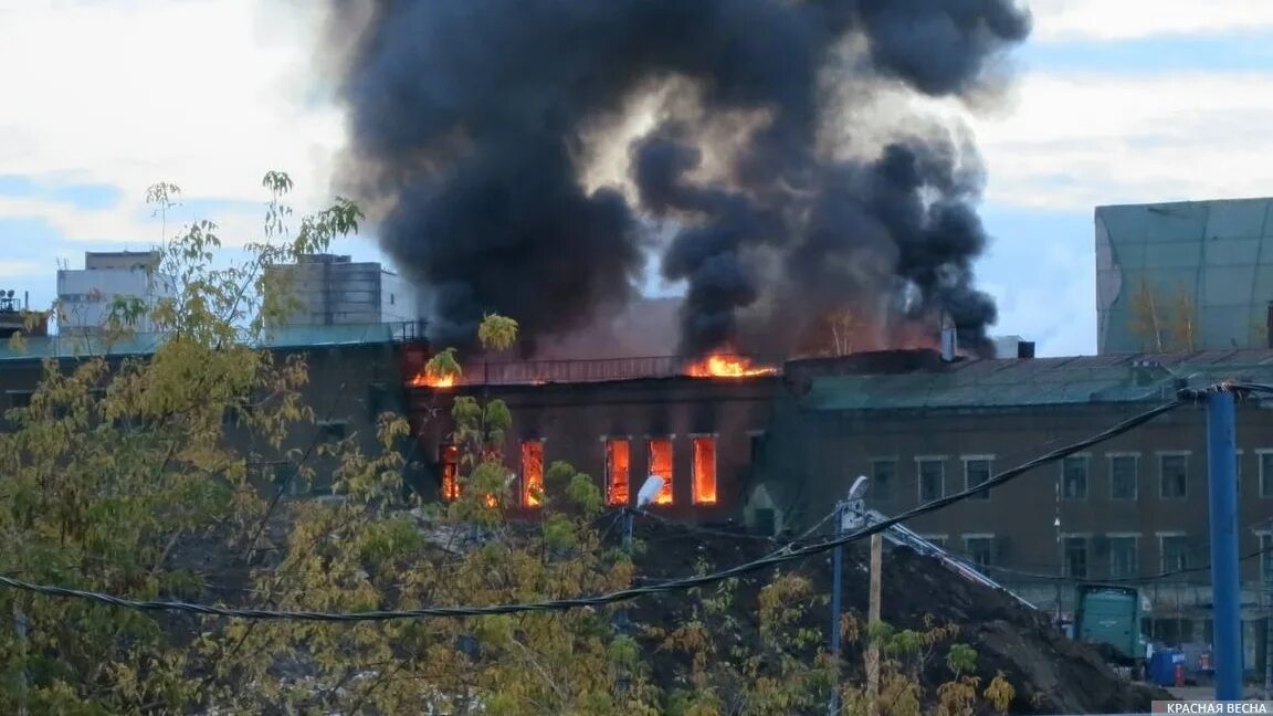 Видео обстрела белгорода 2024. Обстрел завода в Шебекино. Пожар на предприятии. Пожар на заводе. Сгоревший завод.