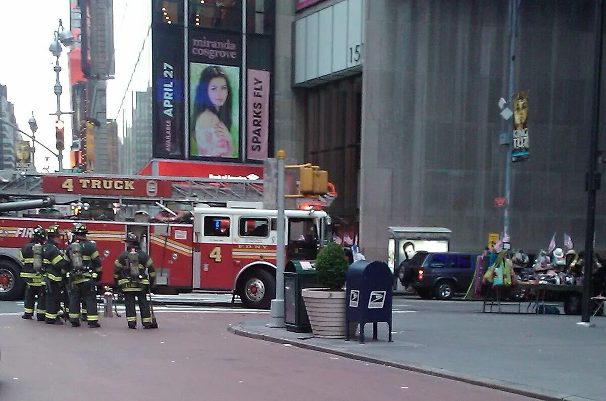 Таймс сквер 2010. Попытка теракта на Таймс-сквер. 2010 Times Square car bombing attempt. Взрыв на Таймс сквер.