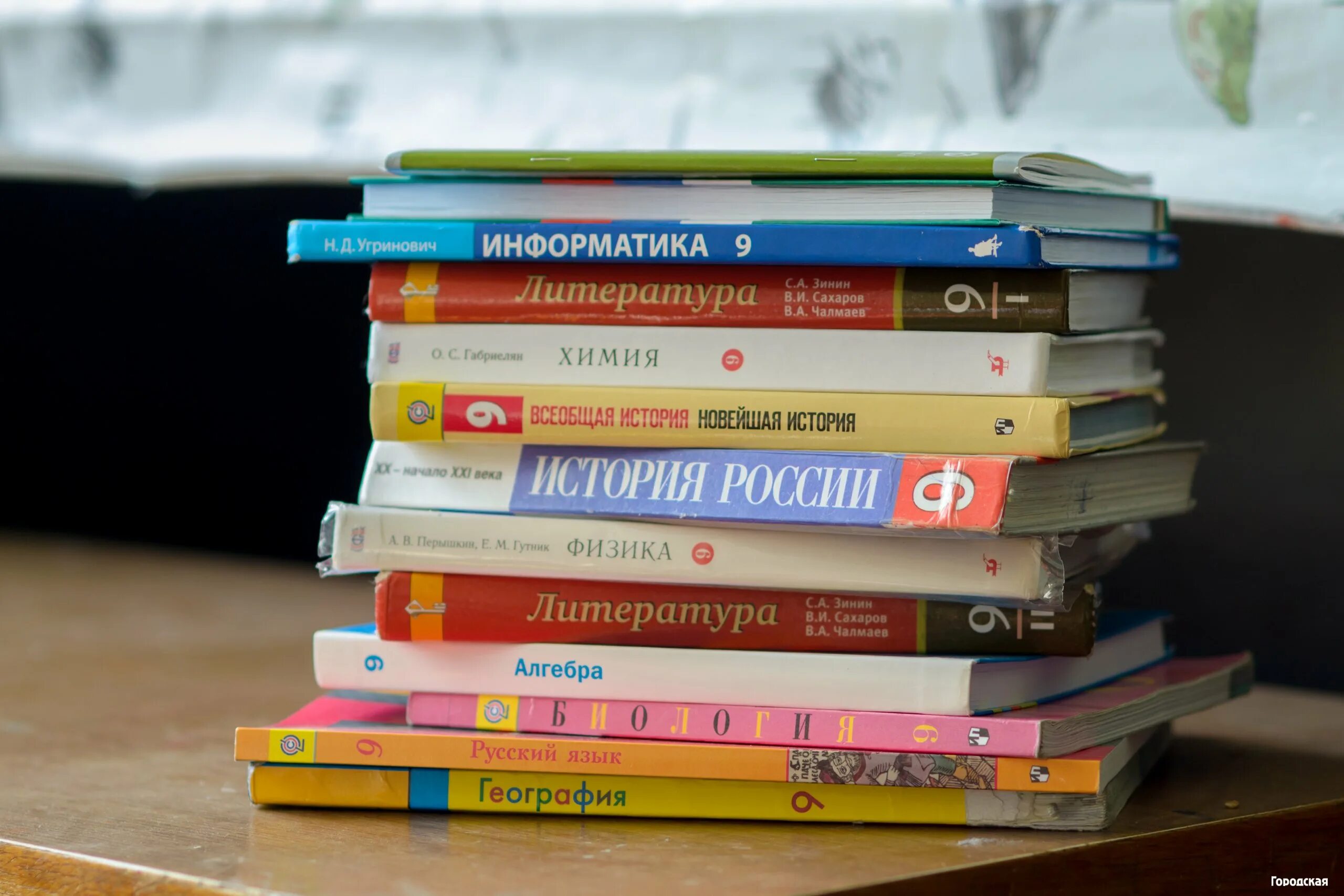 учебно методическая литература в школе. учебная литература беларусь. учебная литература беларусь. стопка учебников. школа учебники.