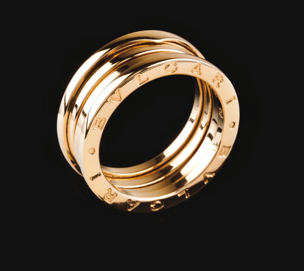 Золотое кольцо булгари. Кольцо булгари Зеро 1 оригинал. Булгари кольцо обручальное золотое. Кольцо Bvlgari 2023. Кольцо Bvlgari 1515847.