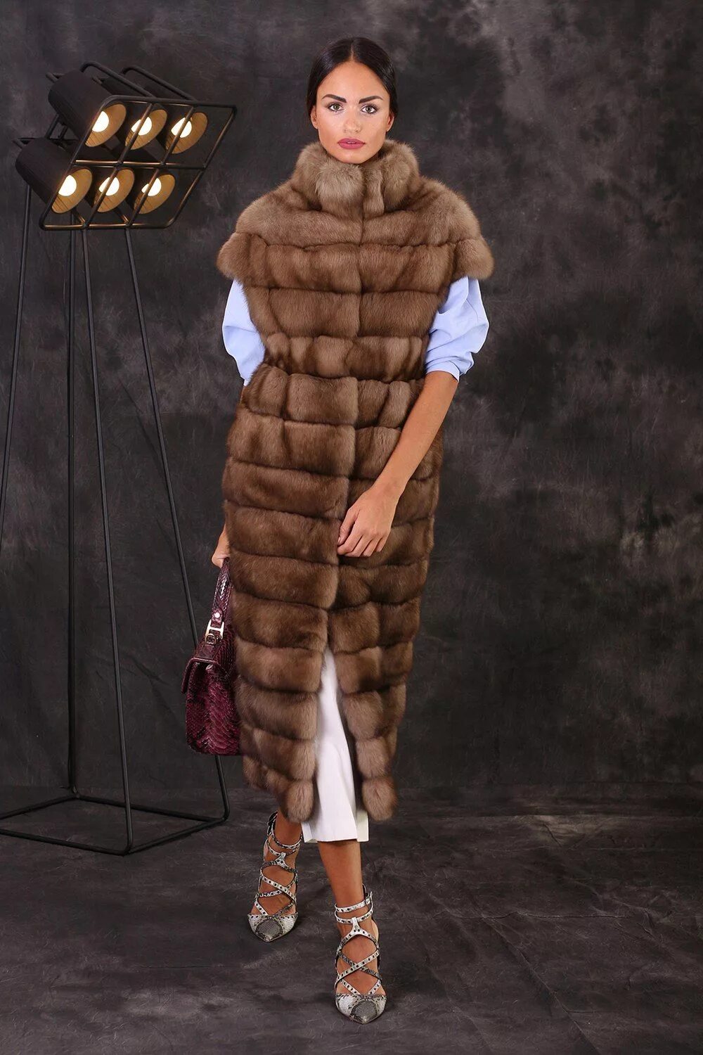 Жилет с мехом соболя. Жилет из соболя rindi. Жилетка из соболя. Жилет соболь. Меховые жилетки из соболя.