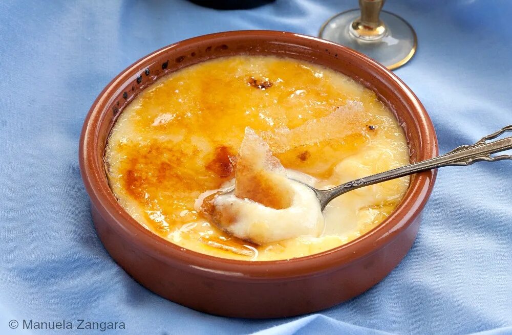 Крем брюле Каталана. Crema Catalana десерт. Испанский десерт крем Каталана. Каталонский крем классический. Крем каталана