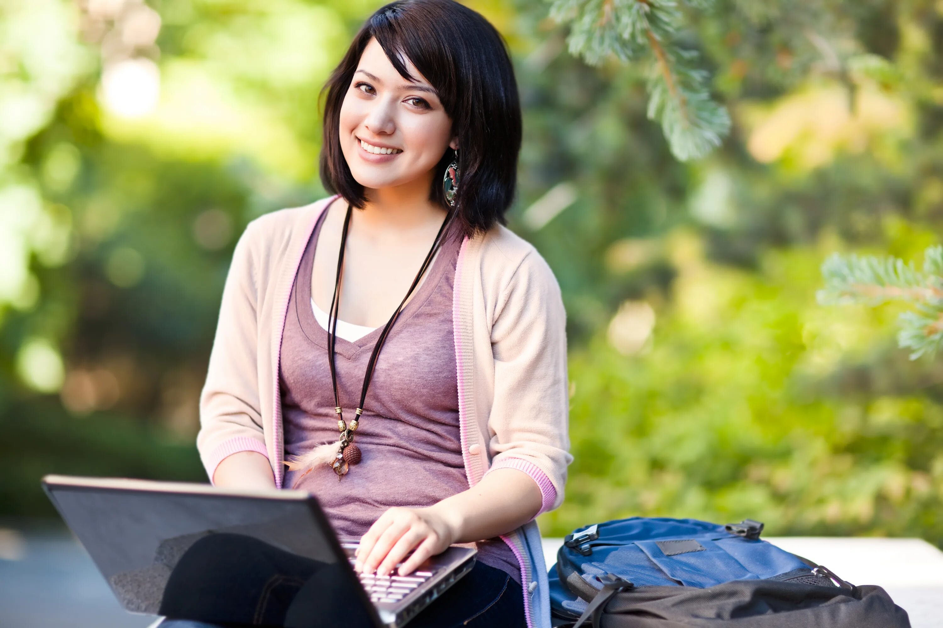 Студенты на природе с ноутбуком. Study фото. University students with Laptop. College student. Lecta student